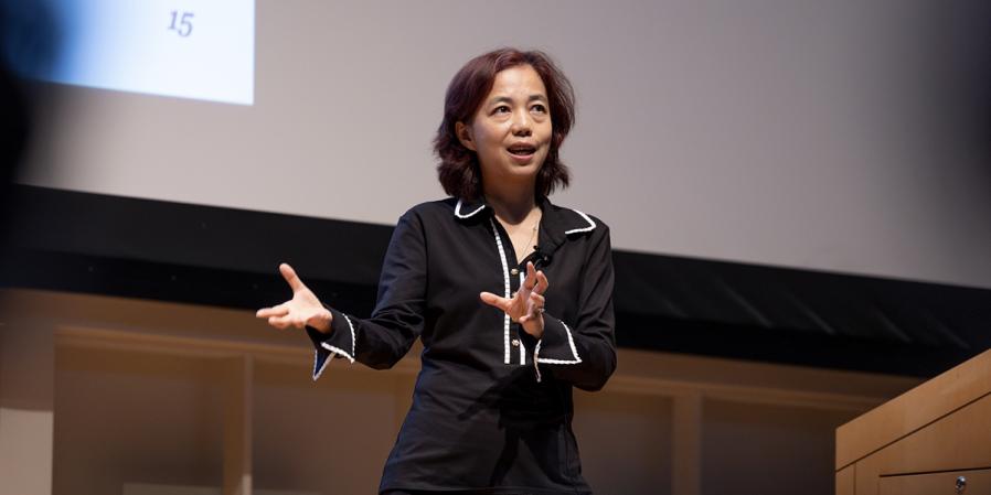 Picture of Fei-Fei Li while presenting at the CCSS annual lecture